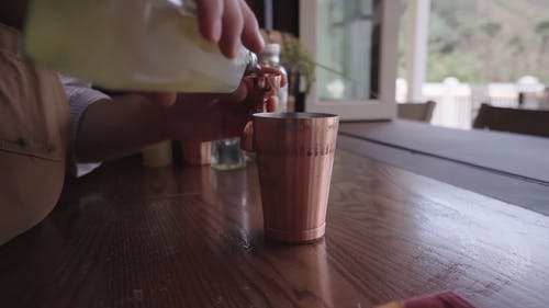 调酒师在酒吧里混合鸡尾酒饮料 · 免费素材视频