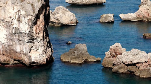 浅海中的天然岩层 · 免费素材视频