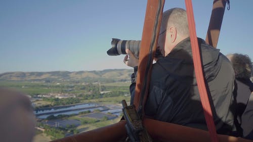 男人从热气球拍照的乡村 · 免费素材视频
