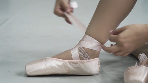 绑她的芭蕾舞鞋丝带的人 · 免费素材视频