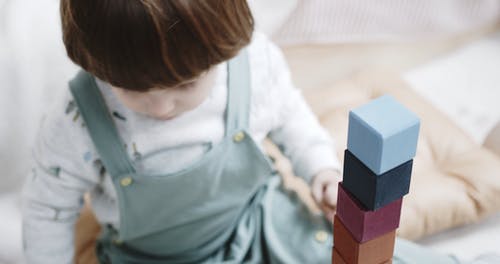 孩子玩木制积木 · 免费素材视频