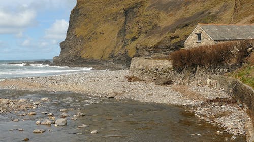 建在防波堤上的海堤上的海滨别墅 · 免费素材视频