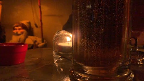 有关啤酒, 啤酒杯, 点燃的蜡烛的免费素材视频