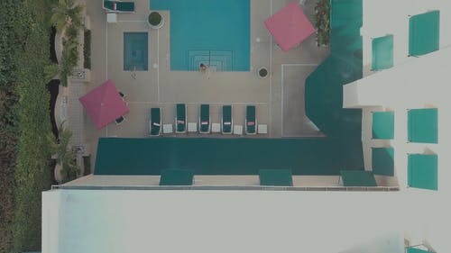 酒店泳池区的航拍图 · 免费素材视频