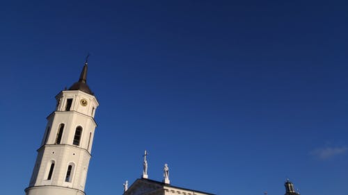 一座教堂及其广场的无人机画面 · 免费素材视频