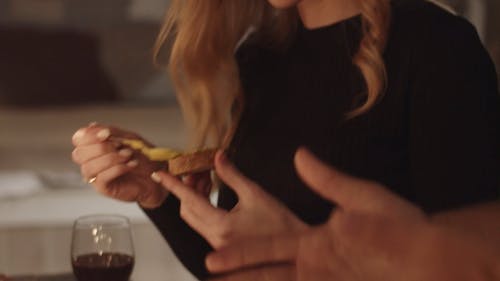 一个女人和一个男人说话时在面包上撒上浇头 · 免费素材视频