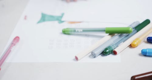 一个女孩正在使用不同的彩色笔绘图 · 免费素材视频