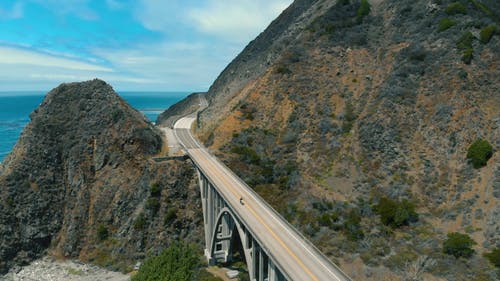 大溪大桥连接加利福尼亚海岸线上的一条高速公路 · 免费素材视频
