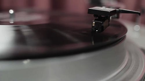 转盘播放器的针头用于制作黑胶唱片中的音乐 · 免费素材视频
