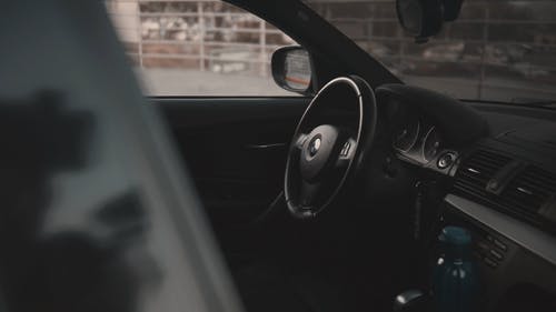 一辆停着的宝马汽车的内部 · 免费素材视频