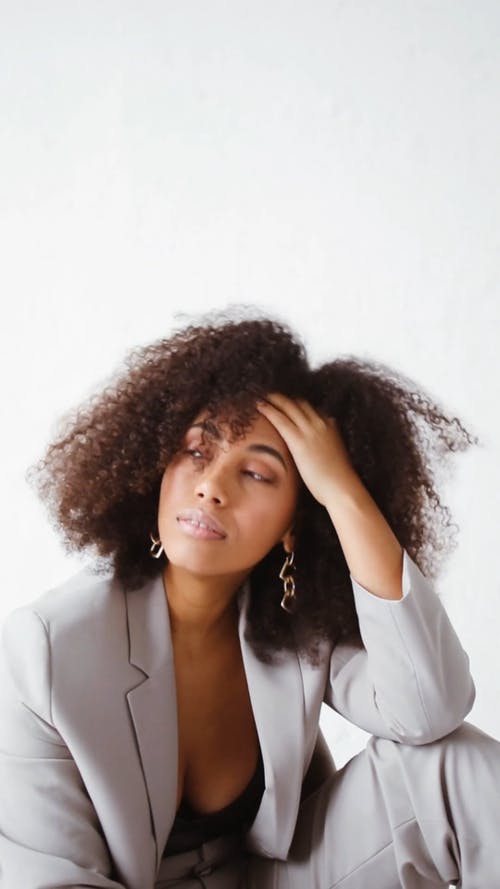 有关人, 伤心, 垂直视频的免费素材视频