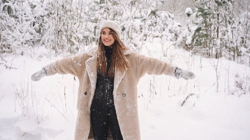 有关下雪, 享受, 冬衣的免费素材视频