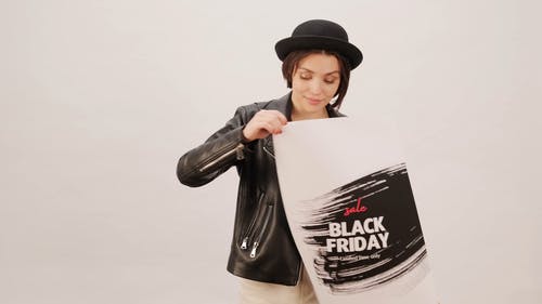 女人抱着一个黑色的星期五海报 · 免费素材视频