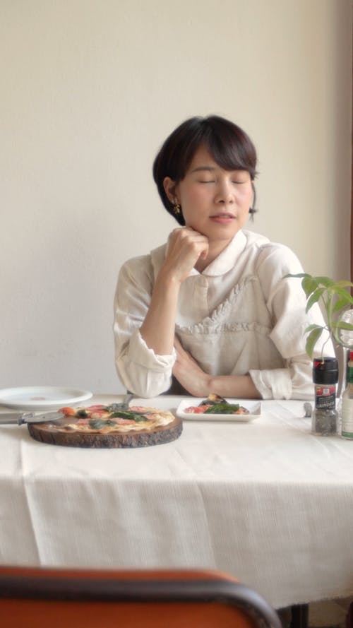 有关坐, 垂直拍摄, 女性的免费素材视频