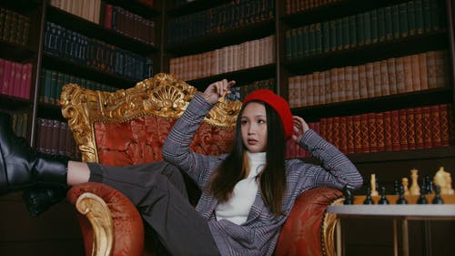 有关图书, 坐, 女人的免费素材视频