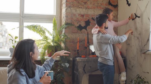 一个家庭为万圣节装饰他们的家 · 免费素材视频