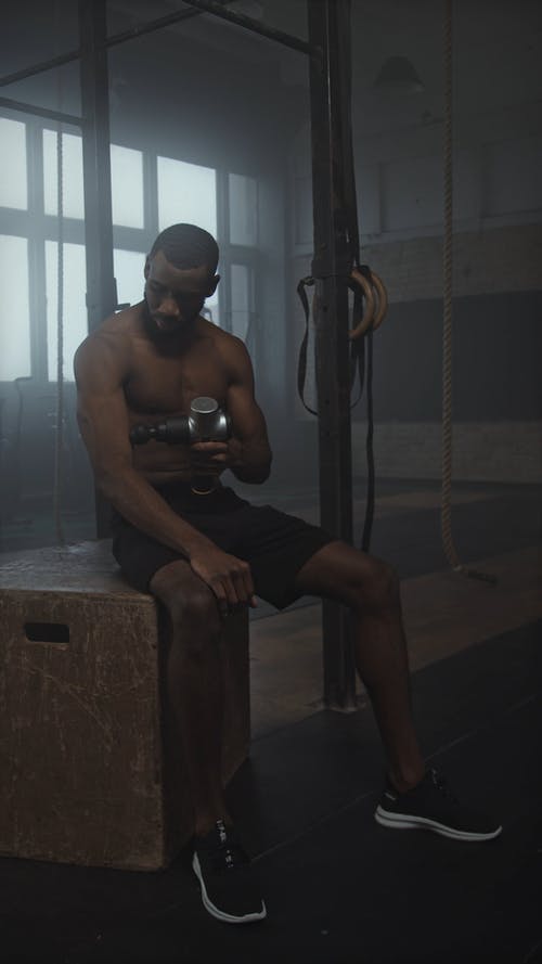 有关健身房, 半裸, 坐的免费素材视频