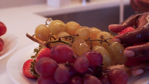 洗新鲜水果的人的特写视图 · 免费素材视频