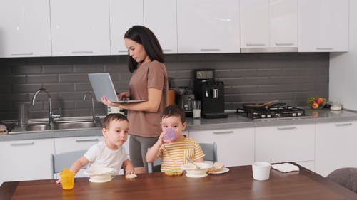 有关兄弟姐妹, 在家工作, 女人的免费素材视频