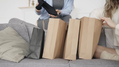 有关在家, 坐下, 女性的免费素材视频