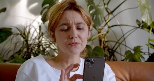 有关iPhone, 女人, 室内的免费素材视频