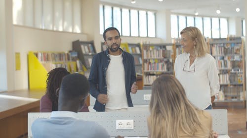 有关＃室内, 信心, 倾听的免费素材视频