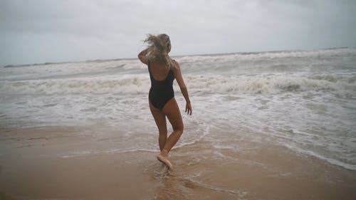 有关岸边, 年轻女子, 户外的免费素材视频