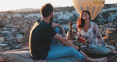 有关一对, 喝, 地毯的免费素材视频