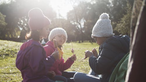 有关（顶部有小羊毛球的）羊毛帽子, 一起, 吃的免费素材视频