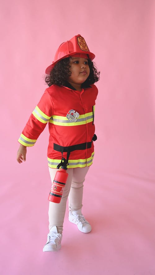一个穿着消防员服装的女孩 · 免费素材视频