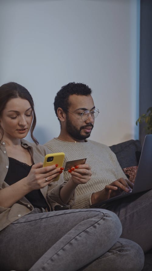 有关坐, 垂直视频, 女人的免费素材视频