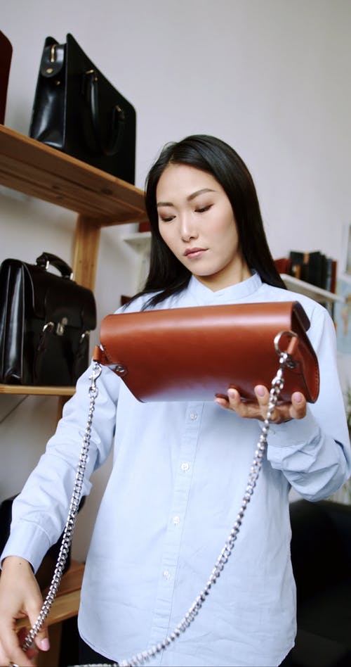 有关单肩包, 垂直视频, 女人的免费素材视频