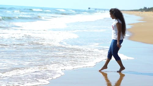 有关女人, 岸边, 招手的免费素材视频