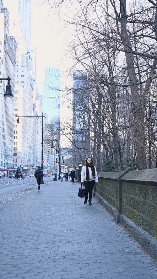 有关休闲, 咖啡色头发的女人, 垂直拍摄的免费素材视频