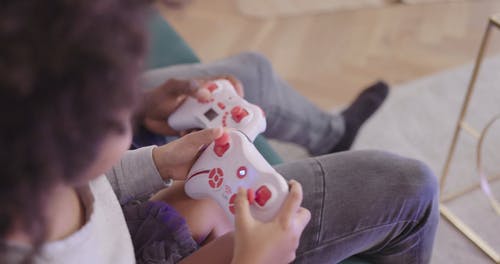 爸爸和女儿一起玩电子游戏 · 免费素材视频