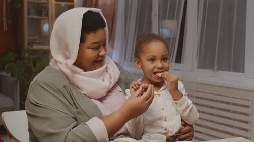 有关可爱, 吃, 坐的免费素材视频