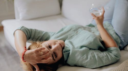 有关上下翻转, 人, 在家的免费素材视频