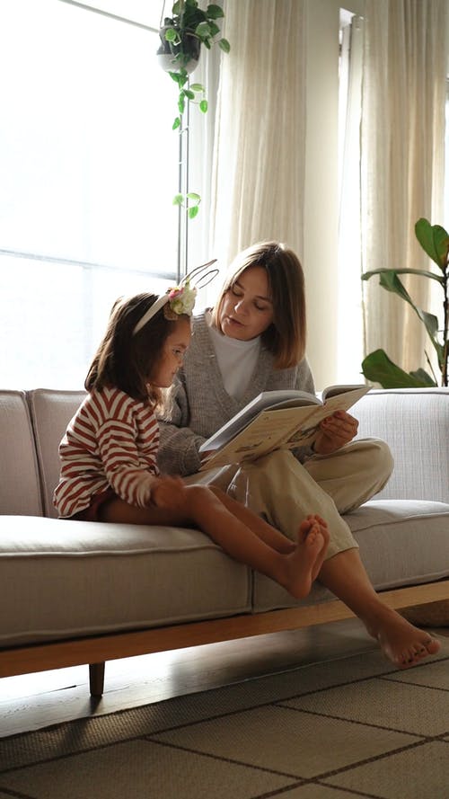 有关人, 可爱, 坐的免费素材视频