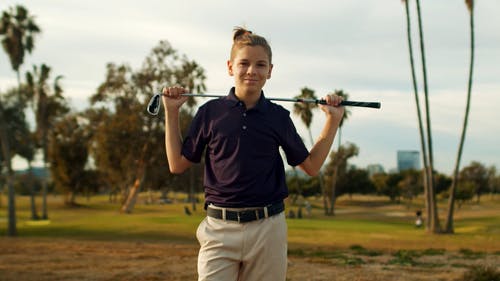 有关小孩, 小男孩, 握住的免费素材视频