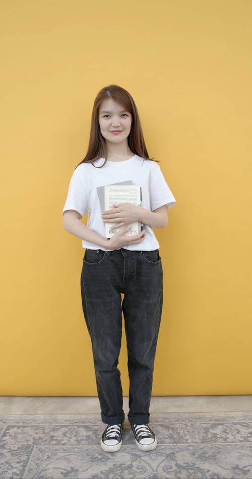 有关图书, 垂直视频, 微笑的免费素材视频