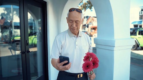 一个男人抱着一束鲜花 · 免费素材视频