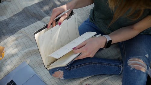 有关在地上, 坐下, 女人的免费素材视频