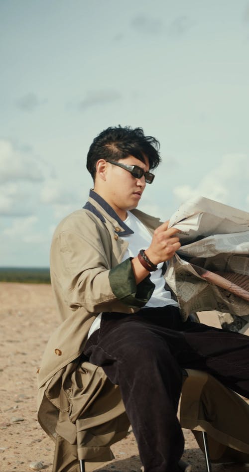 有关人, 坐, 垂直视频的免费素材视频