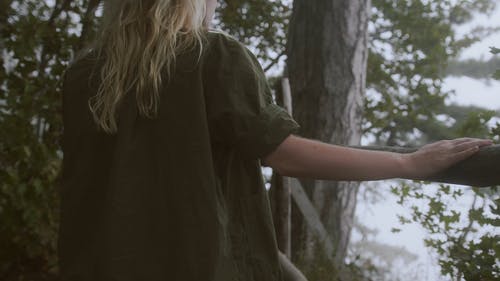 有关年轻女子, 後视图, 户外的免费素材视频