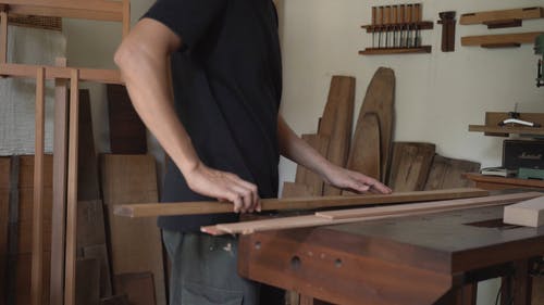 木匠检查一块木材 · 免费素材视频
