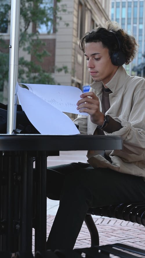 有关人, 倾听, 坐的免费素材视频