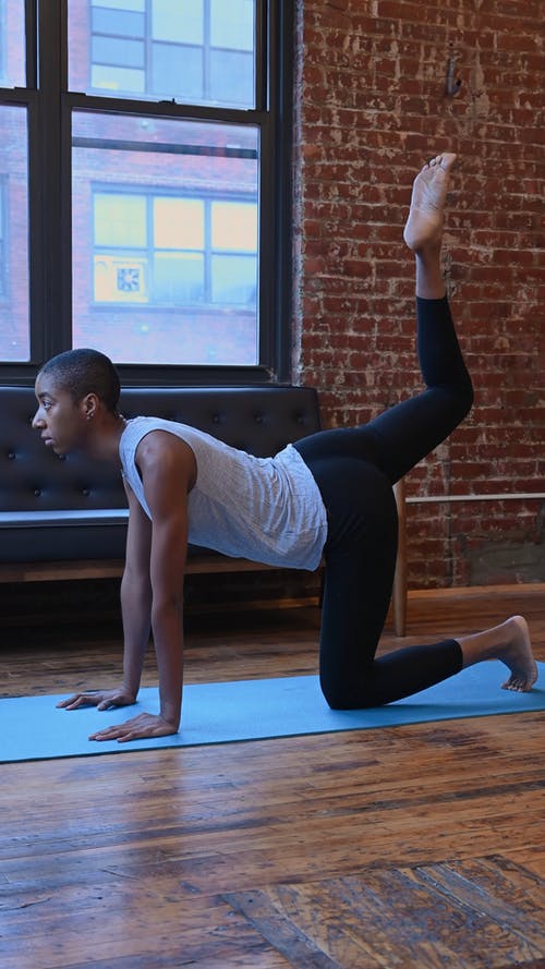 女人在做瑜伽姿势 · 免费素材视频