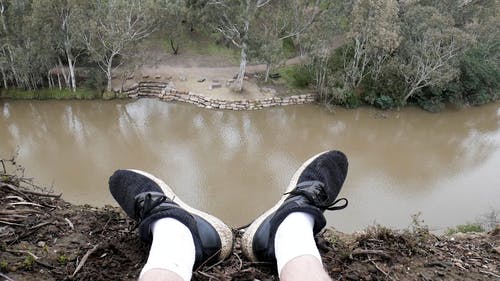 有关尺, 坐, 悬崖的免费素材视频