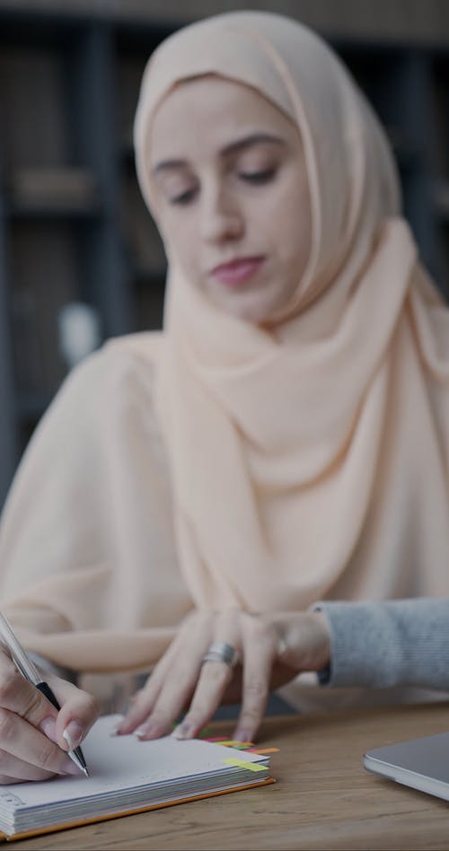 有关坐, 垂直视频, 女人的免费素材视频