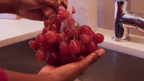 一个人洗葡萄的特写视图 · 免费素材视频